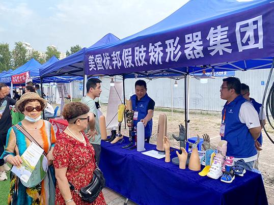 耐心讲解，让科技温暖每一位参观者——记假肢与矫形器展示活动